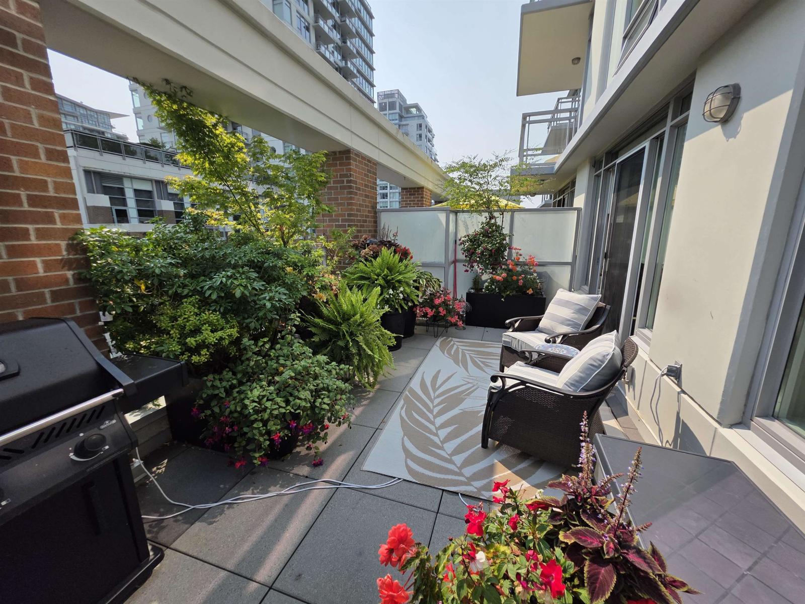 204 15152 RUSSELL AVENUE, White Rock - Image 1