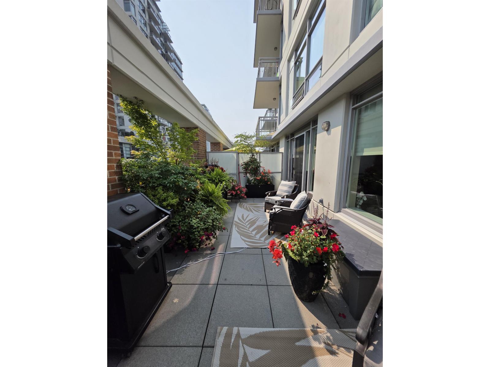 204 15152 RUSSELL AVENUE, White Rock - Image 1