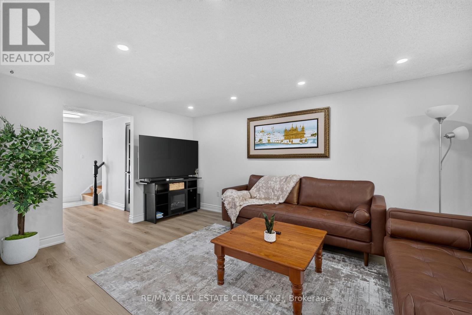 122 MOSS PLACE - 10