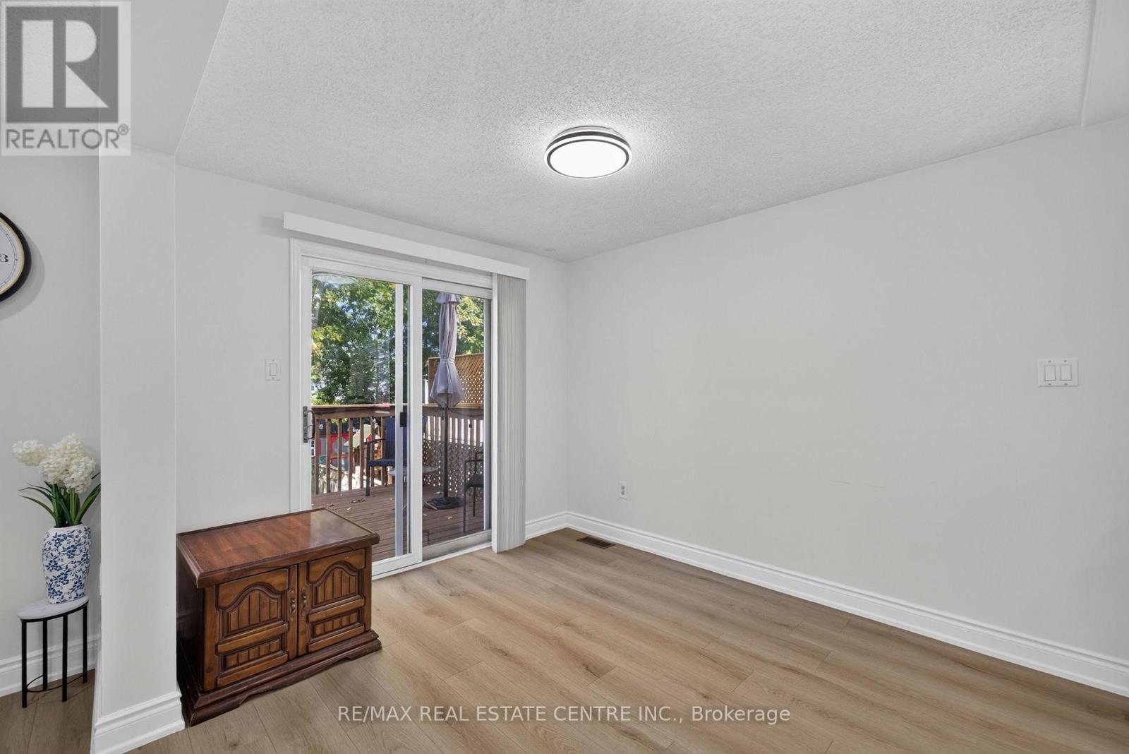 122 MOSS PLACE - 13