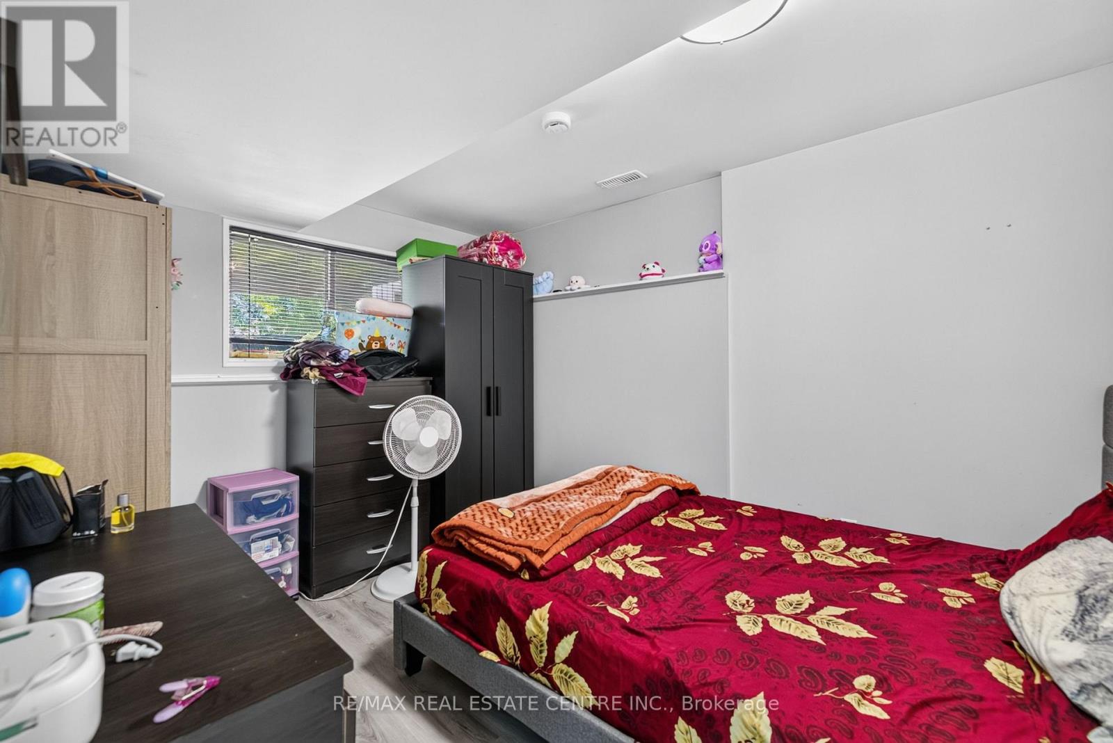 122 MOSS PLACE - 35