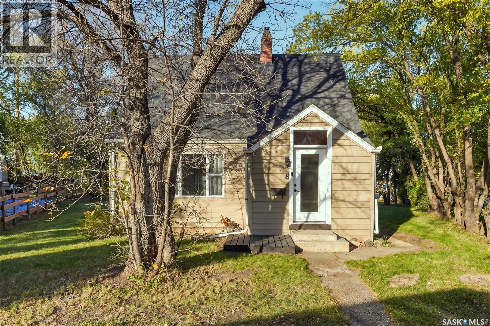 8 Connaught PLACE, Saskatoon — photo 2