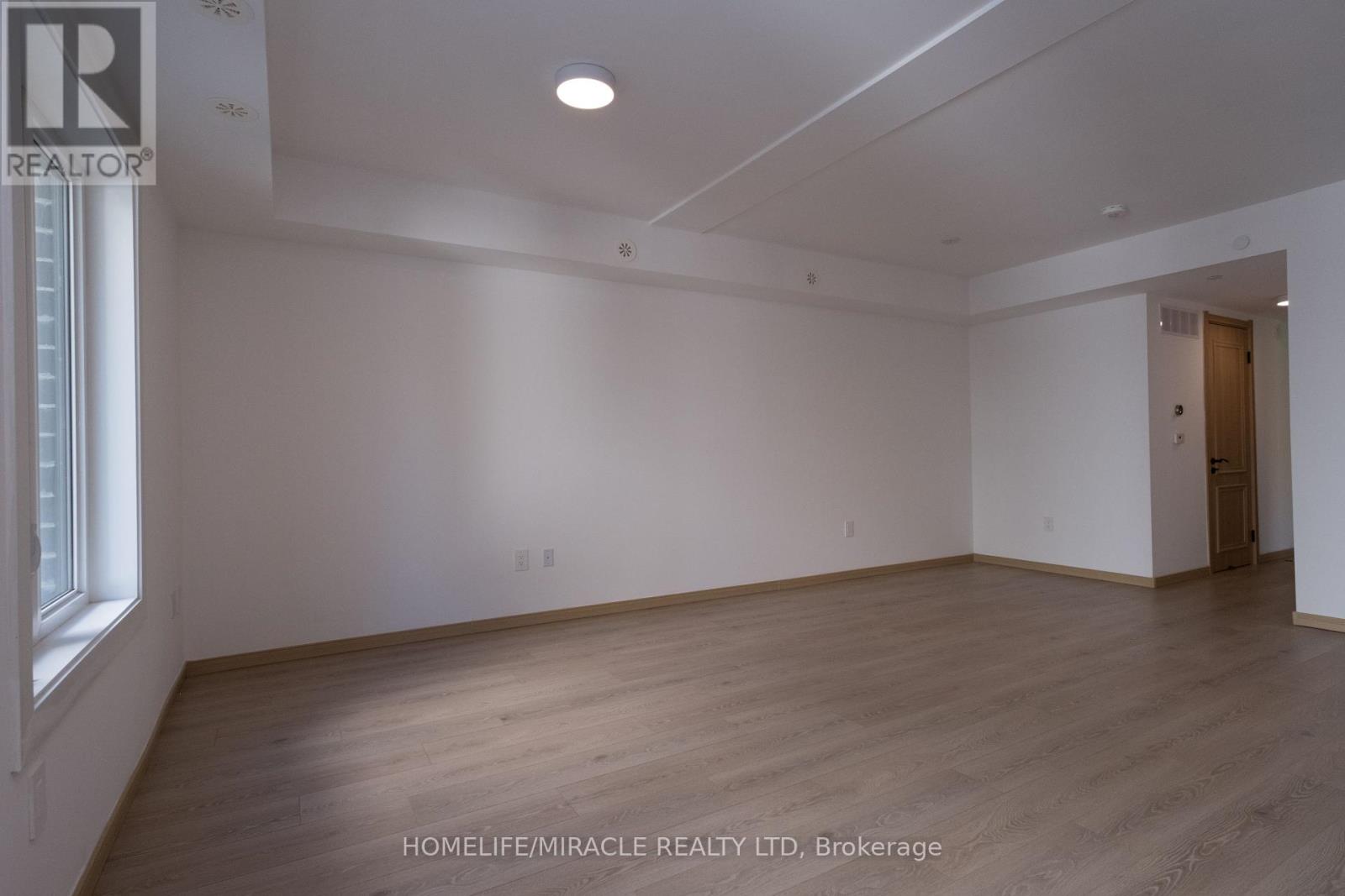 3425 Sheppard Avenue — photo 32