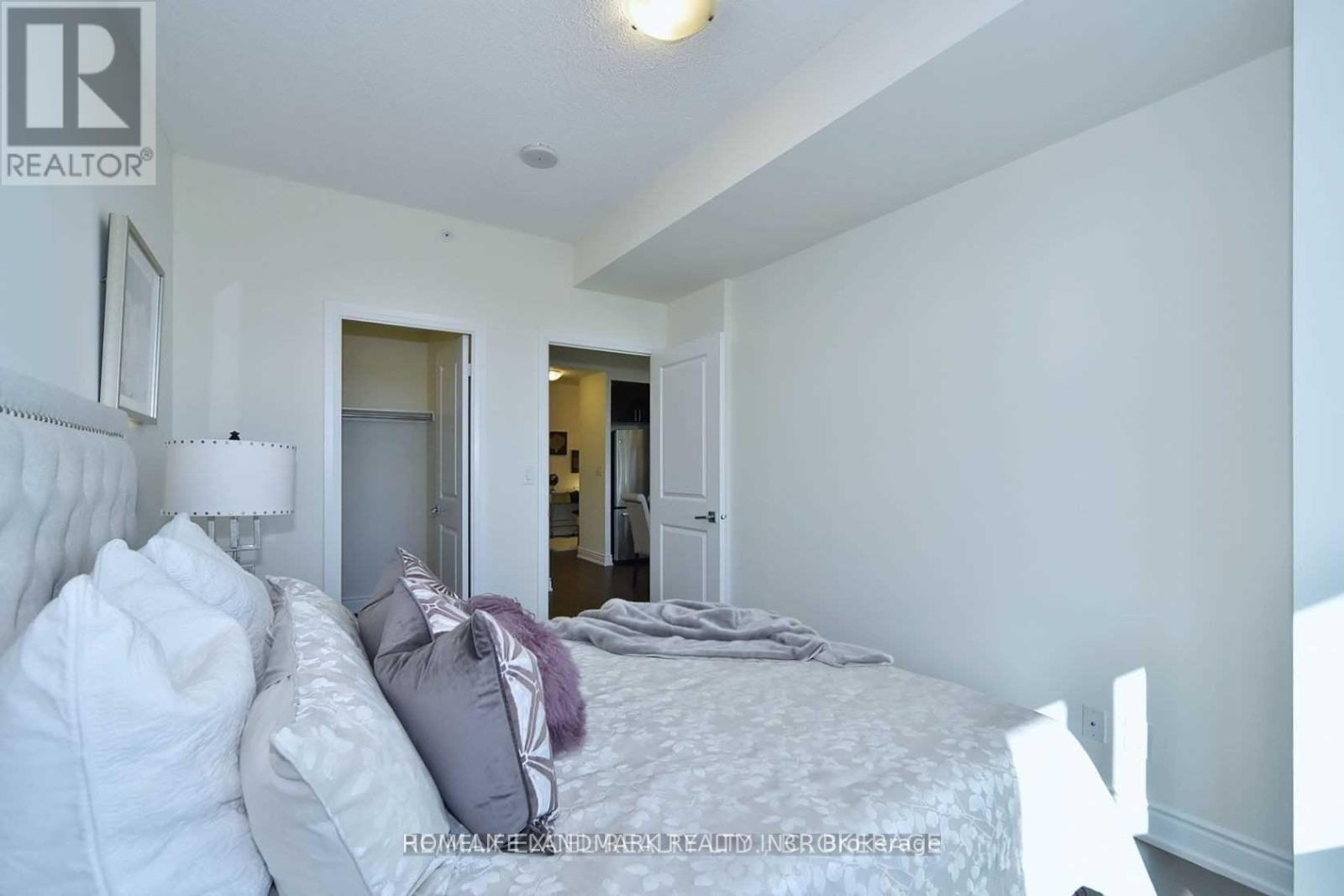 7167 Yonge Street — photo 15