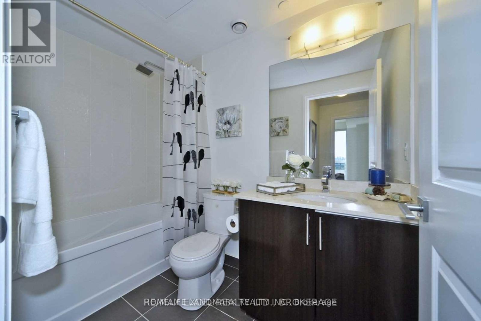 7167 Yonge Street — photo 37