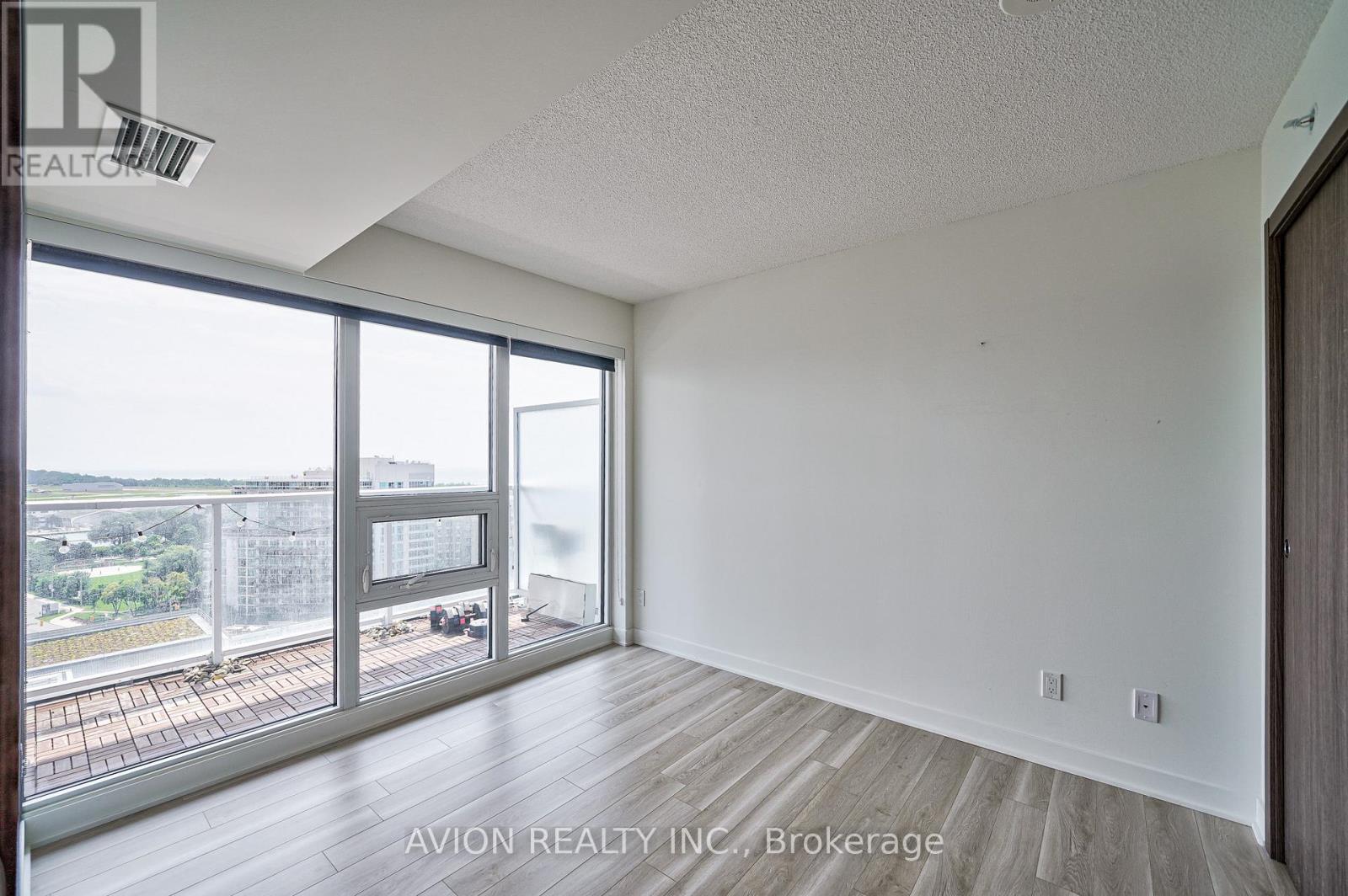 17 Bathurst Street — photo 17
