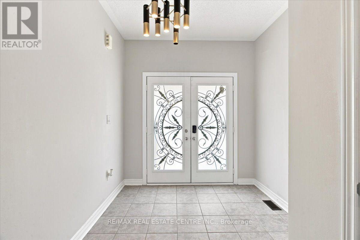 1053 Job Crescent, Milton, ON photo 2