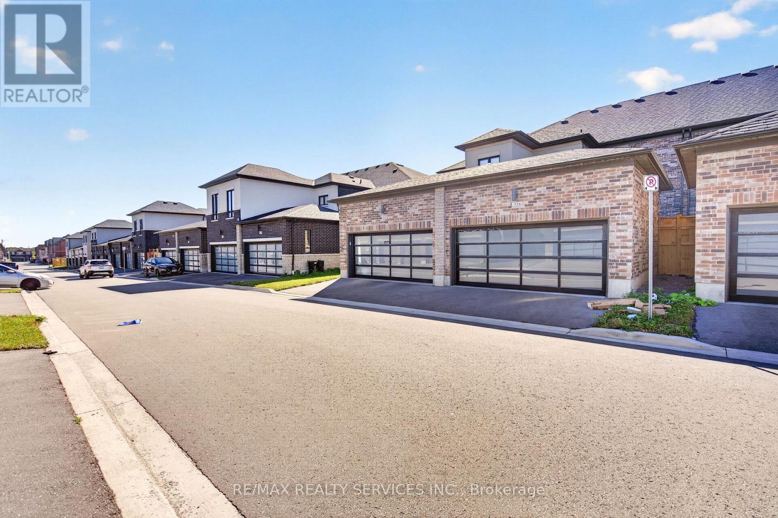 225 CORONATION ROAD - 40