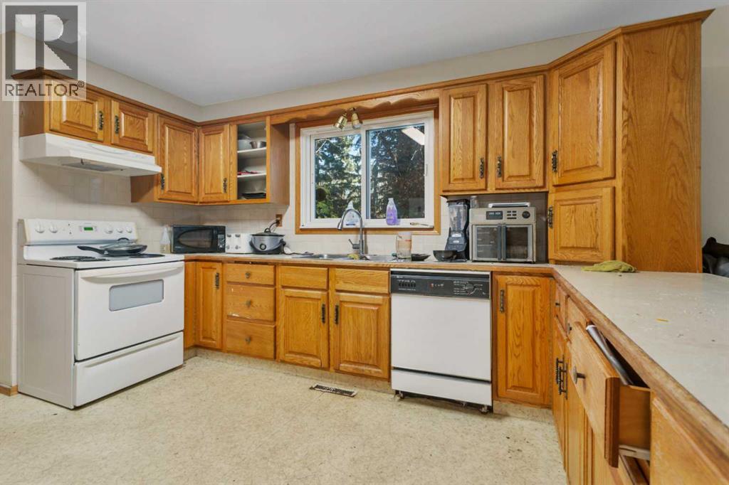 22 College Park Close, Red Deer — photo 11