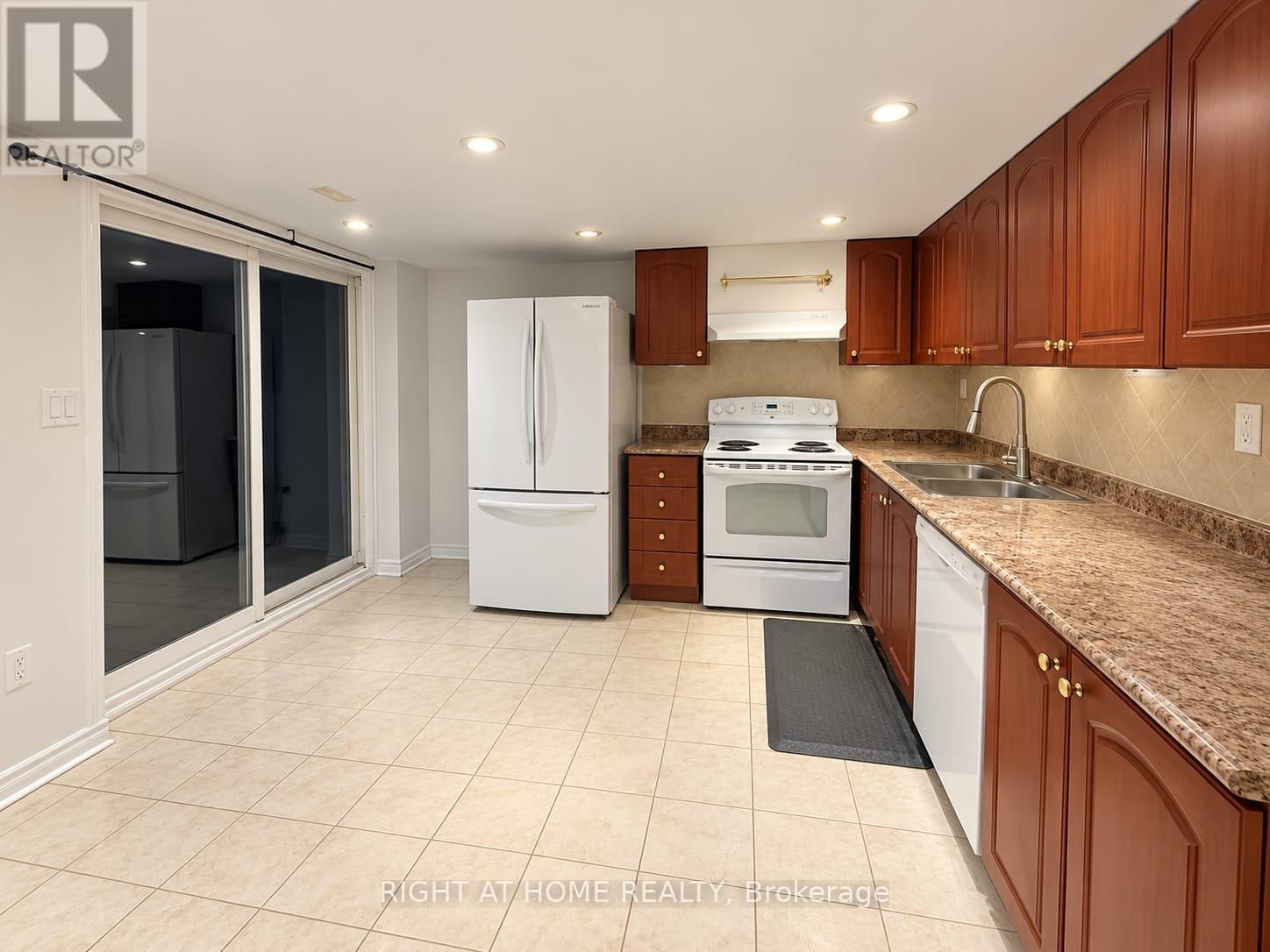 WALKOUT BASEMENT - 23 LARK CRESCENT, Richmond Hill (Devonsleigh) — photo 2