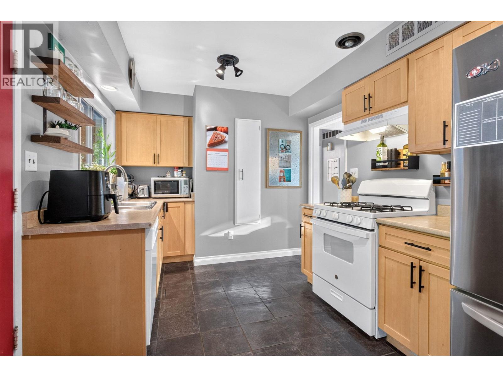 674 BLUERIDGE AVENUE, North Vancouver - Image 1