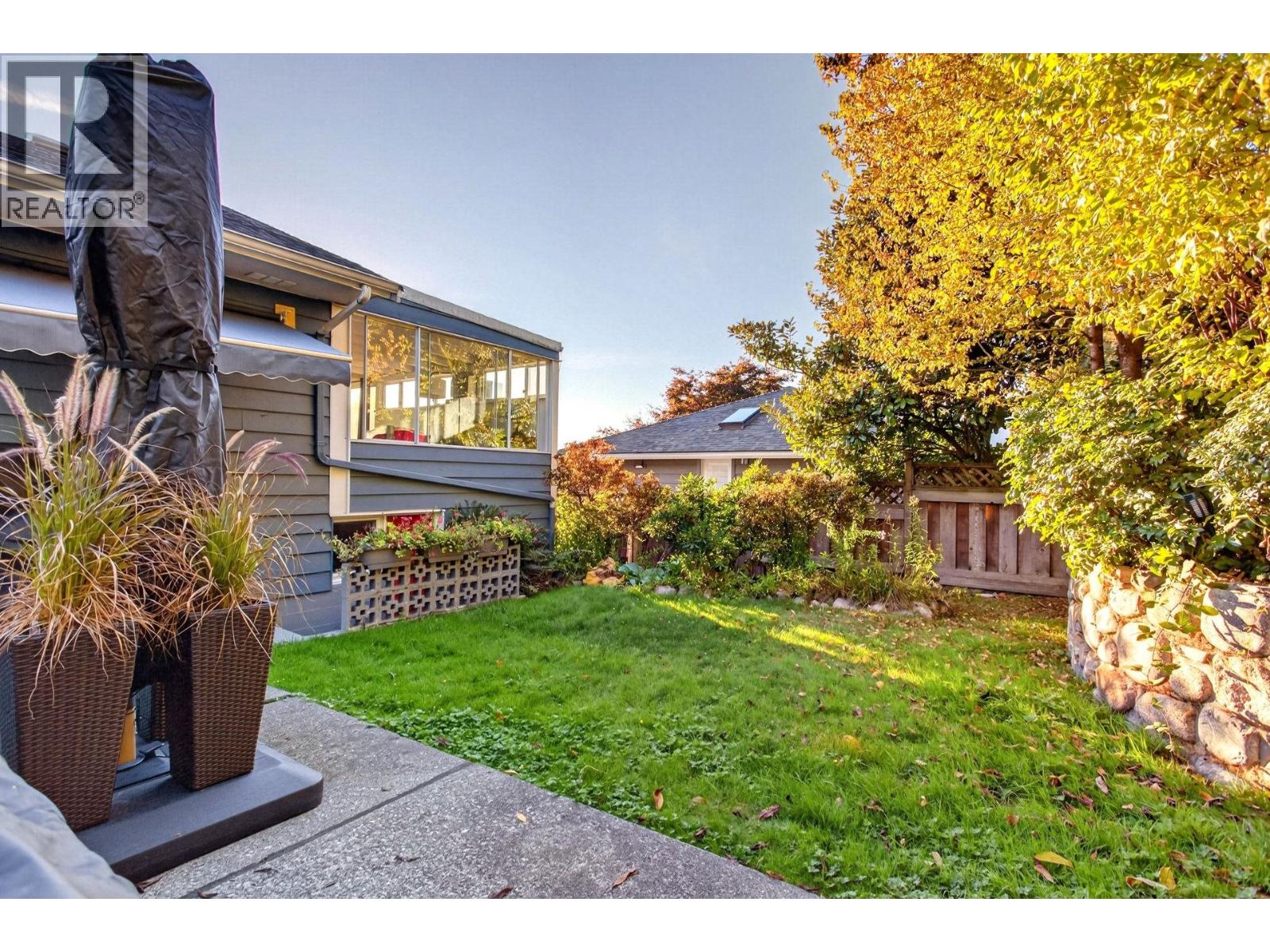 674 BLUERIDGE AVENUE, North Vancouver - Image 1