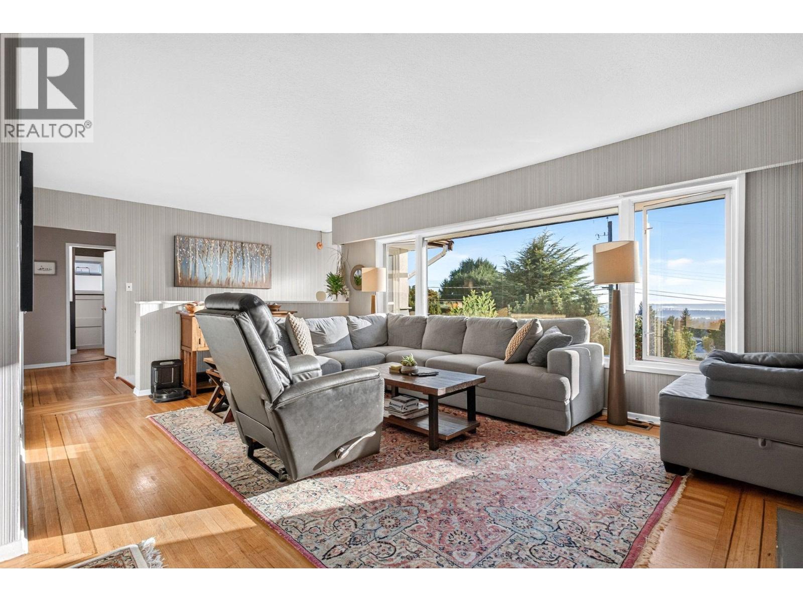 674 BLUERIDGE AVENUE, North Vancouver - Image 1