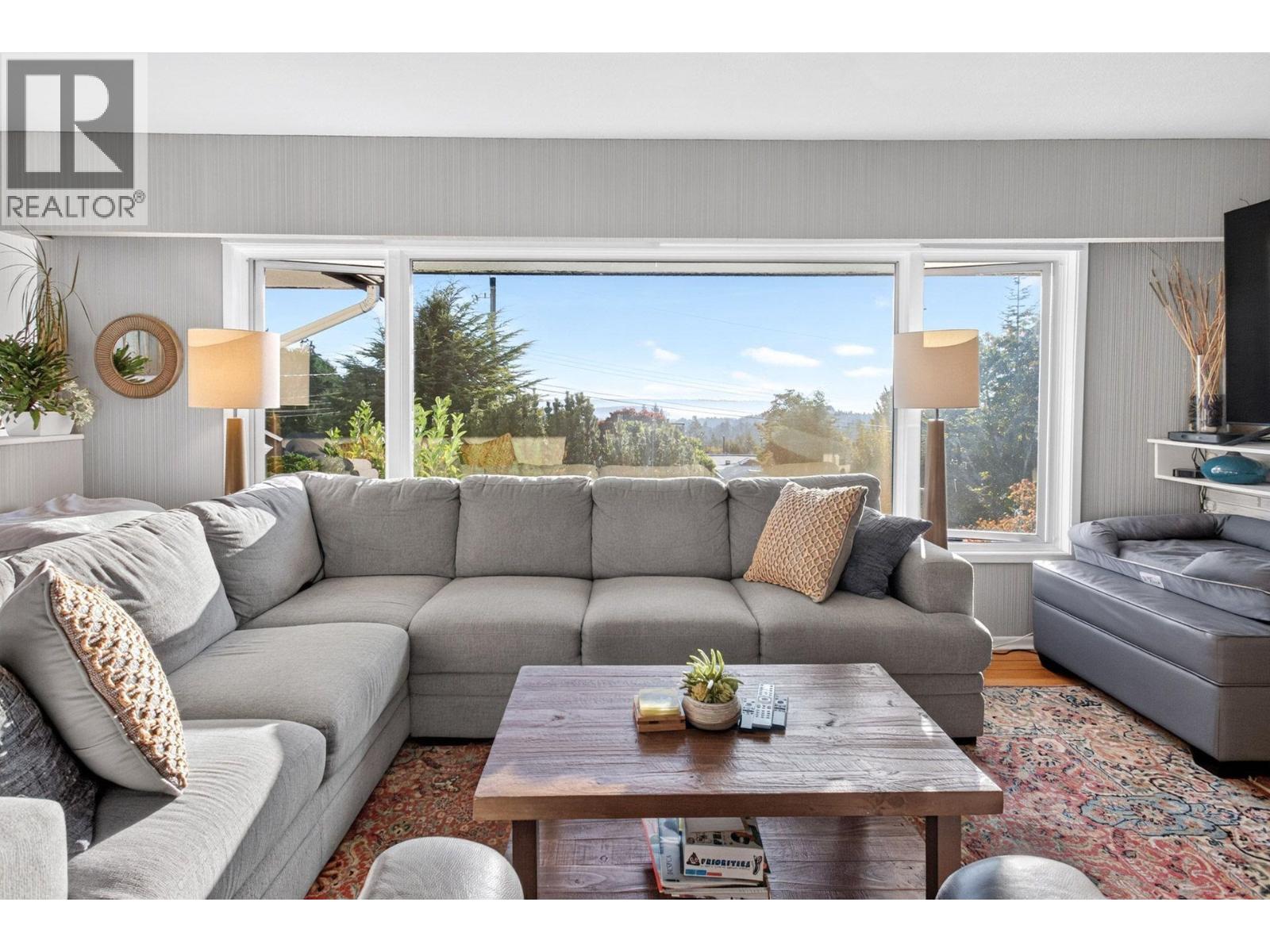 674 BLUERIDGE AVENUE, North Vancouver - Image 1