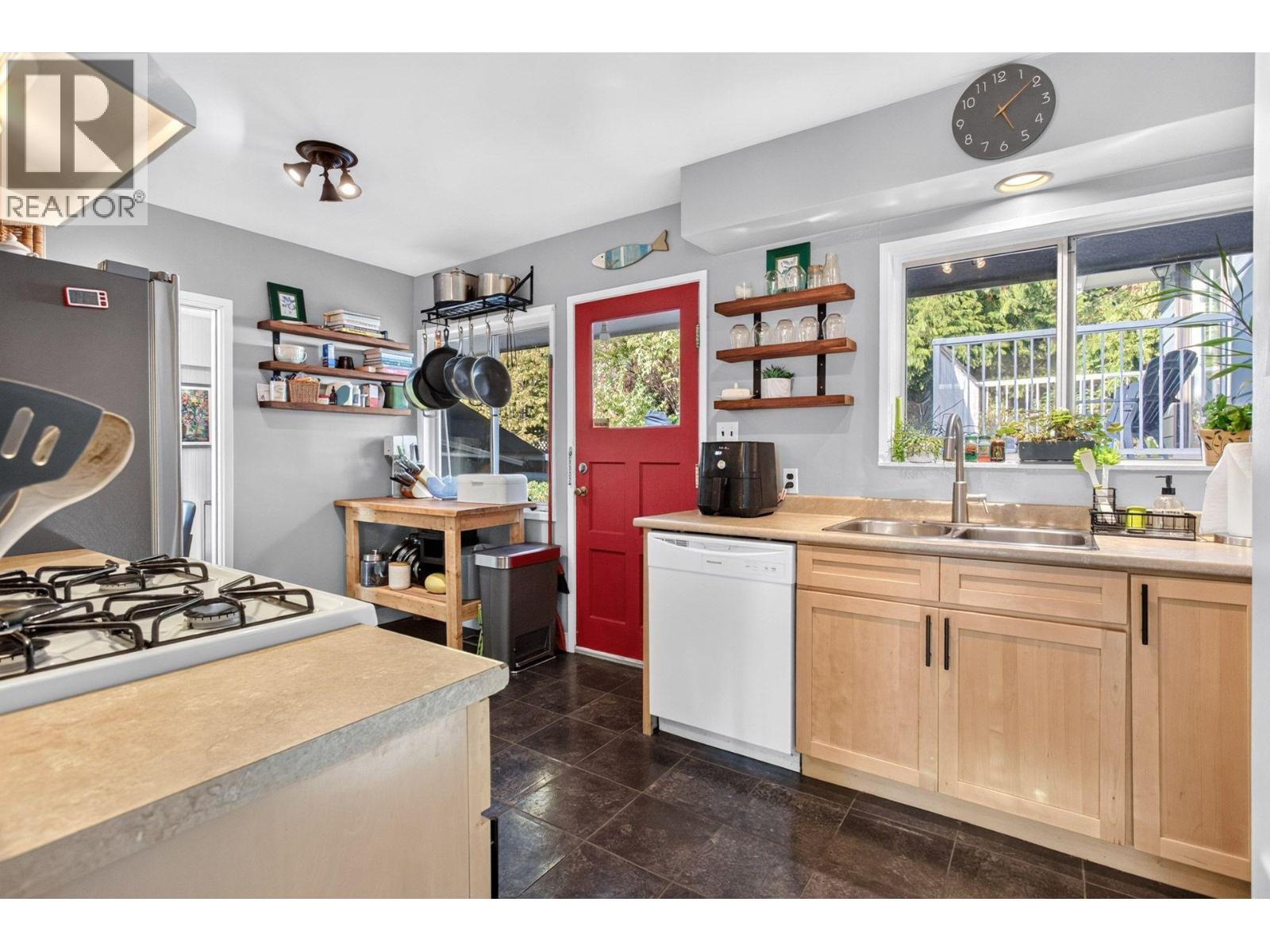 674 BLUERIDGE AVENUE, North Vancouver - Image 1