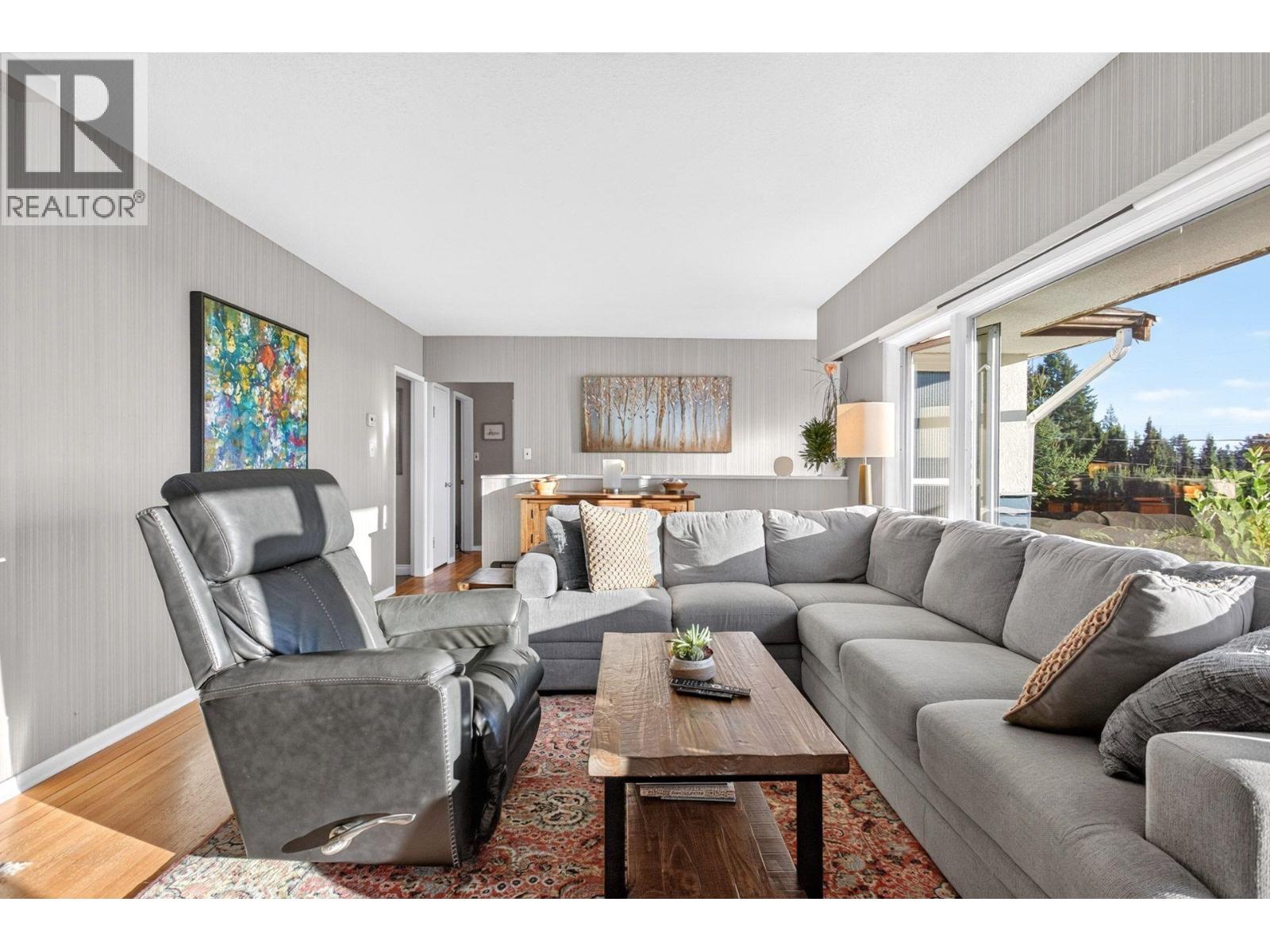 674 BLUERIDGE AVENUE, North Vancouver - Image 1