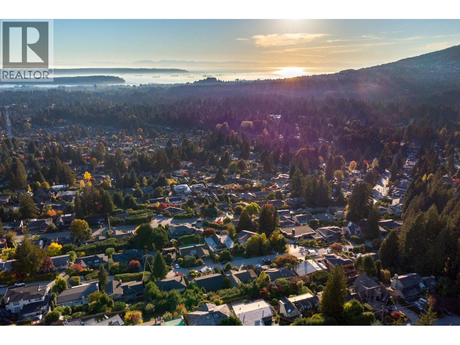 674 BLUERIDGE AVENUE, North Vancouver - Image 1