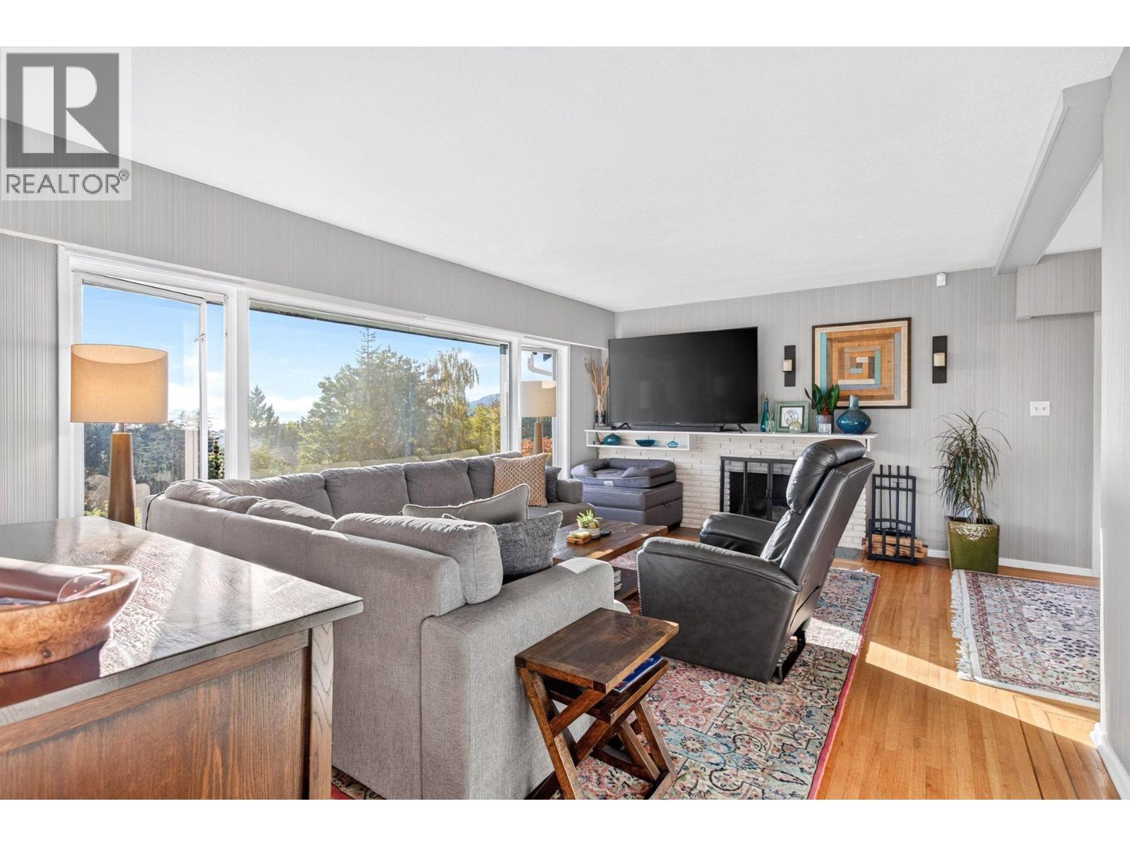 674 BLUERIDGE AVENUE, North Vancouver - Image 1