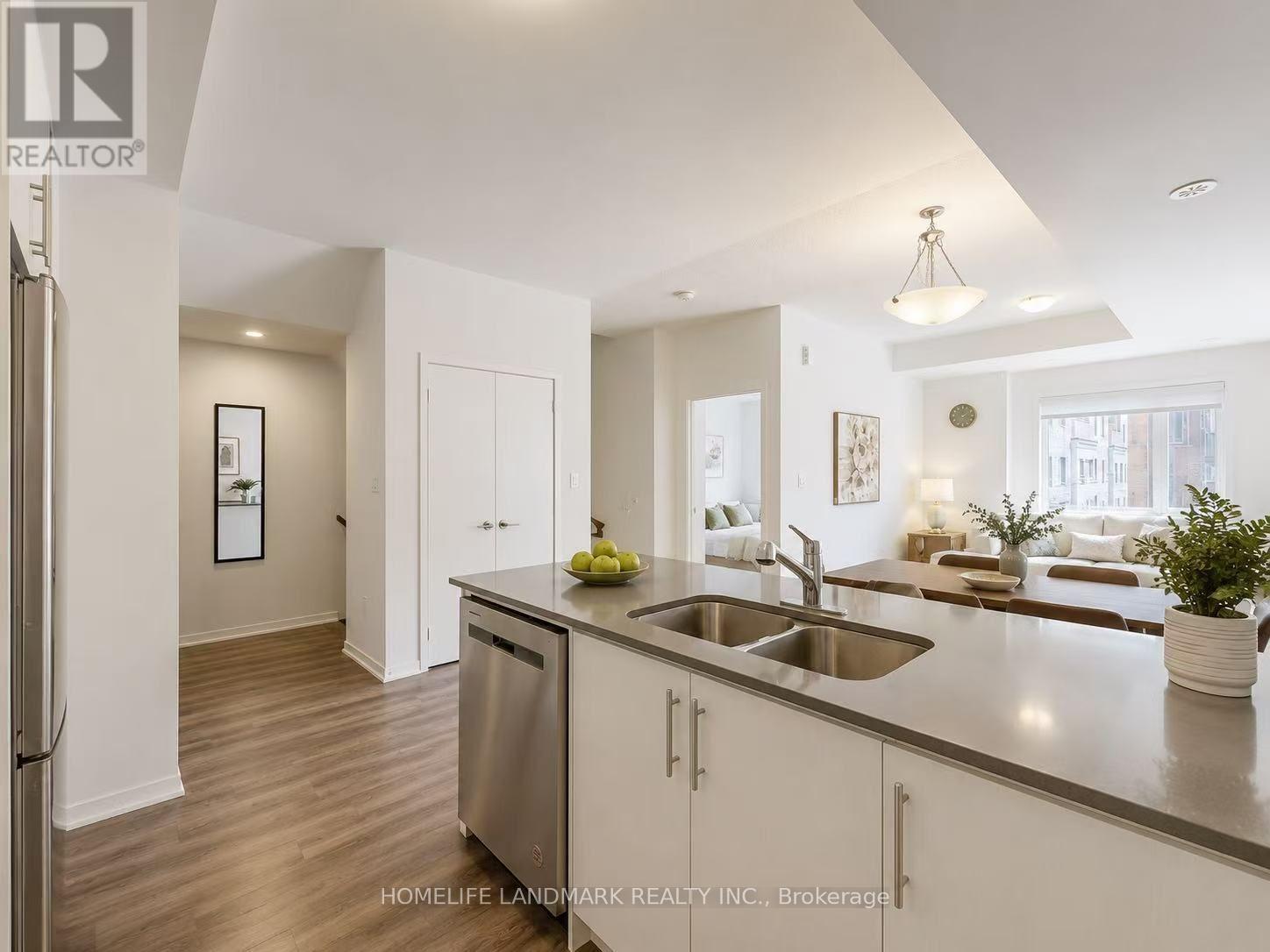 186 - 10 LLOYD JANES LANE, Toronto (New Toronto) Ontario
