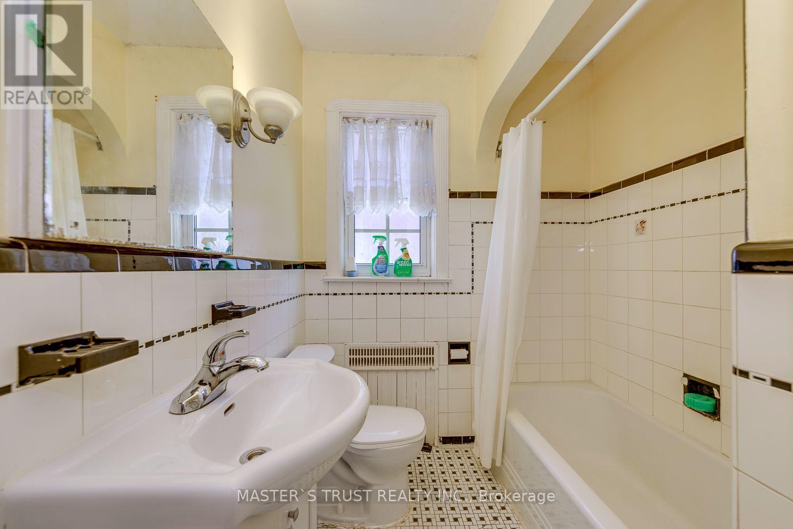 389 Lawrence Avenue West — photo 23