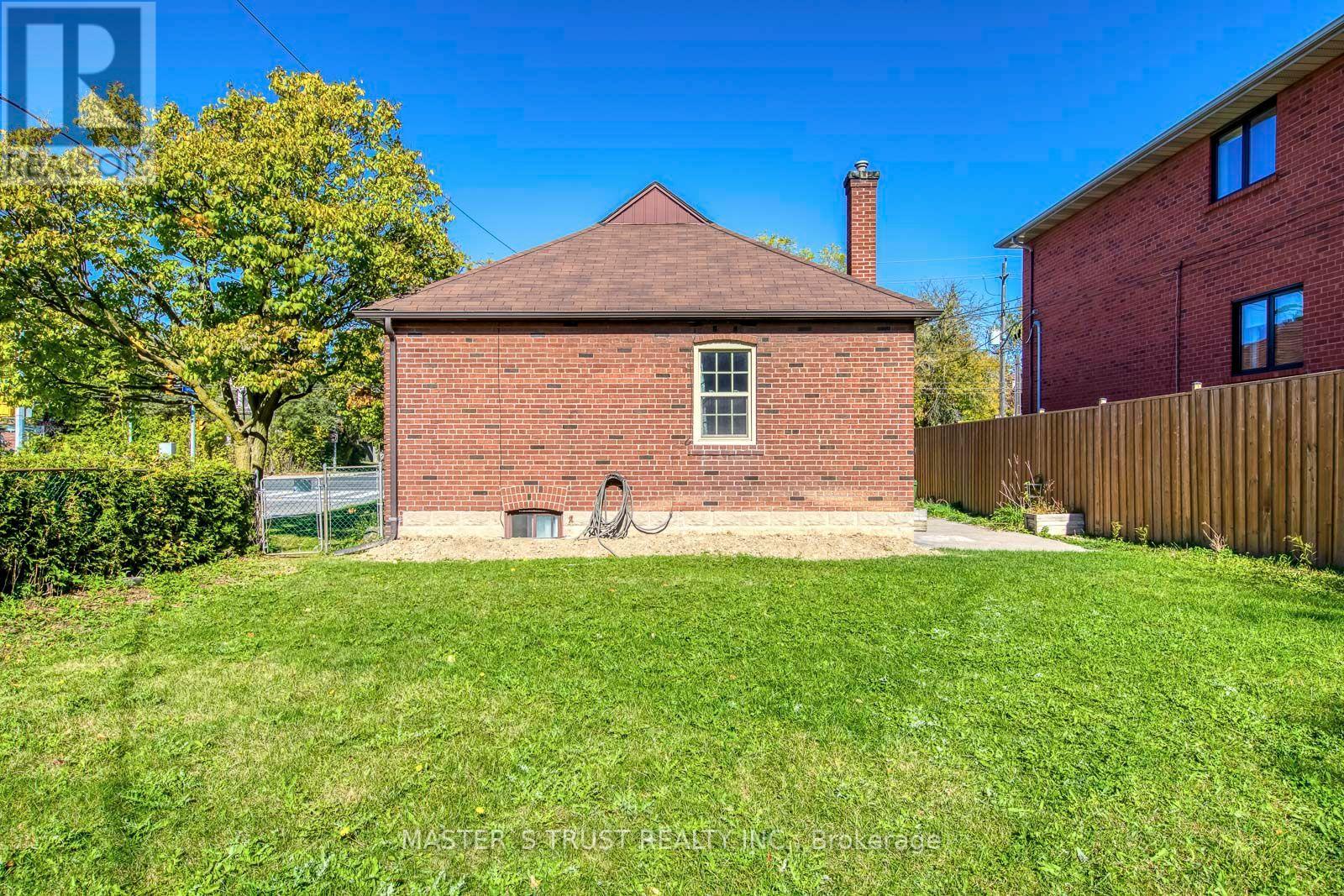 389 Lawrence Avenue West — photo 35