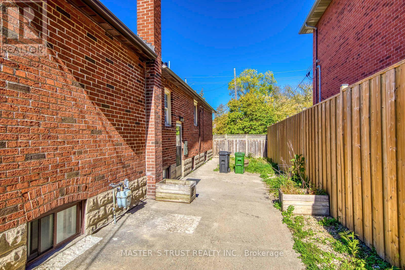 389 Lawrence Avenue West — photo 36