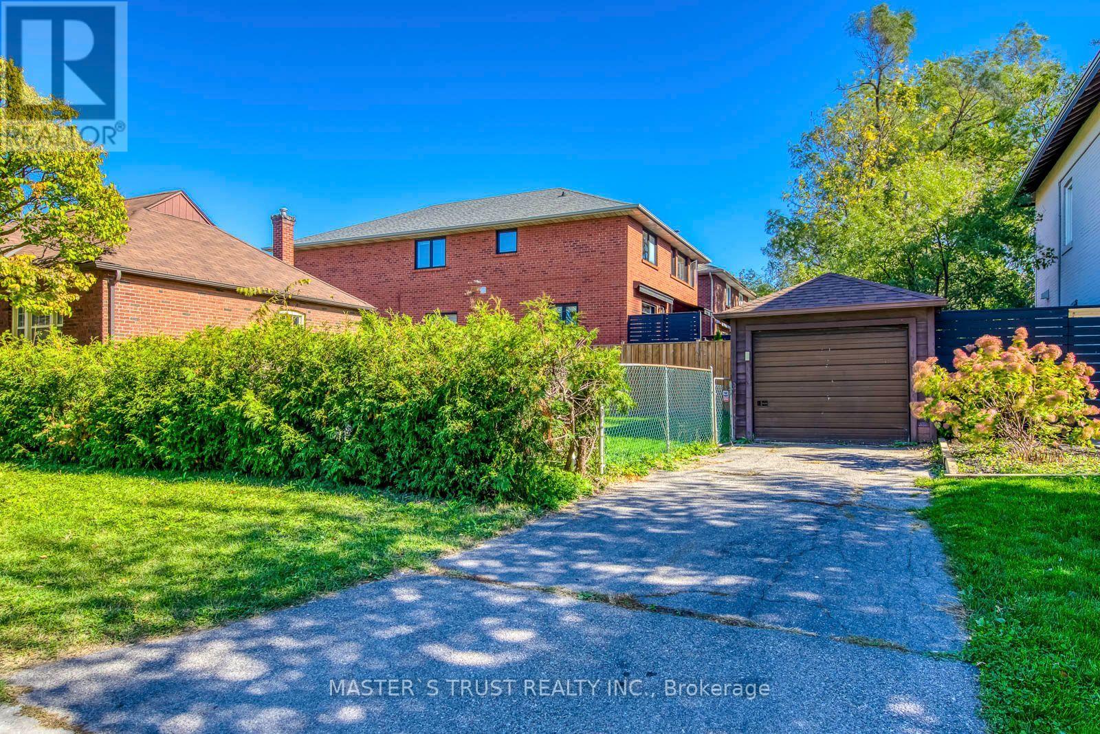 389 Lawrence Avenue West — photo 4