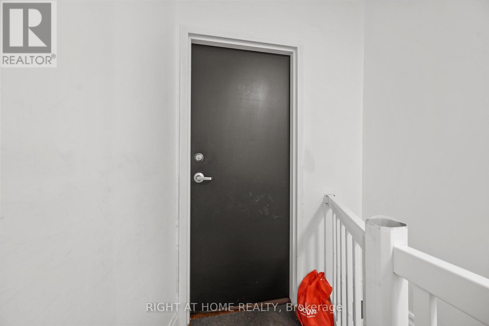 2207 Queen Street East — photo 4