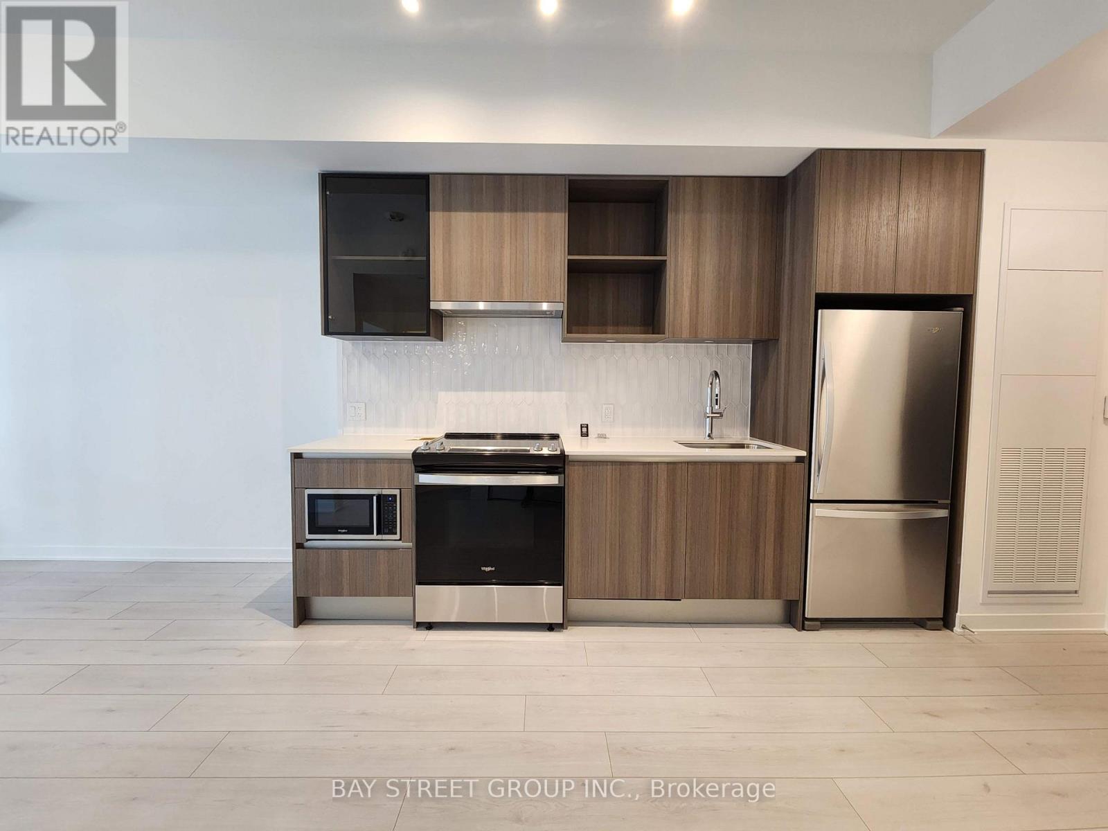 395 Dundas Street West — photo 4