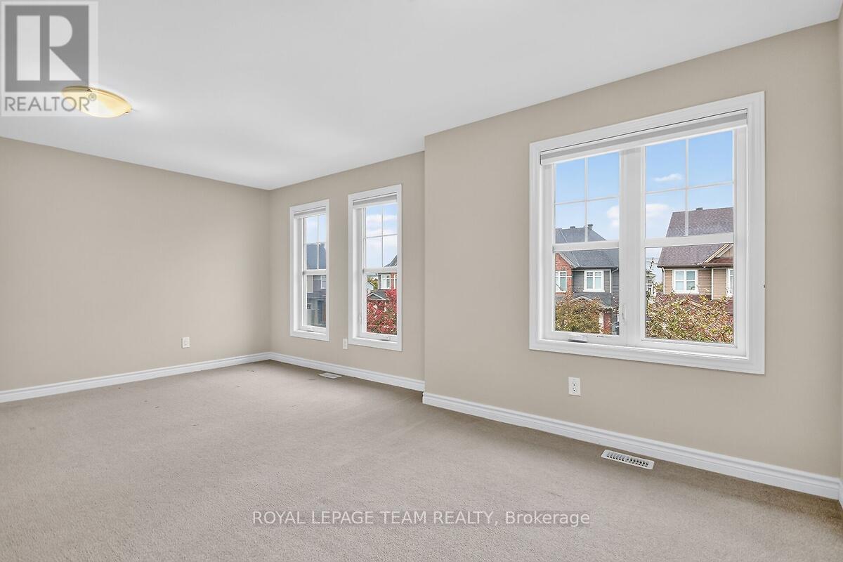 253 FERGUS CRESCENT - 25