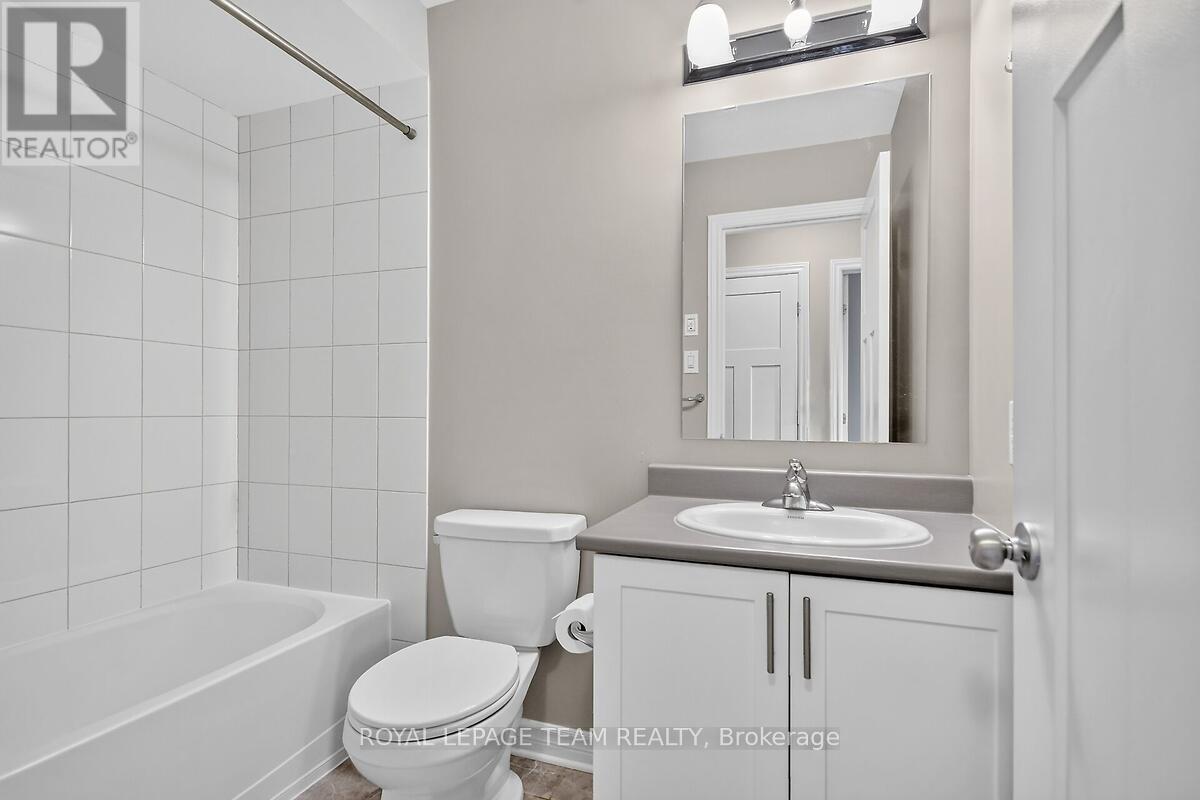 253 FERGUS CRESCENT - 32