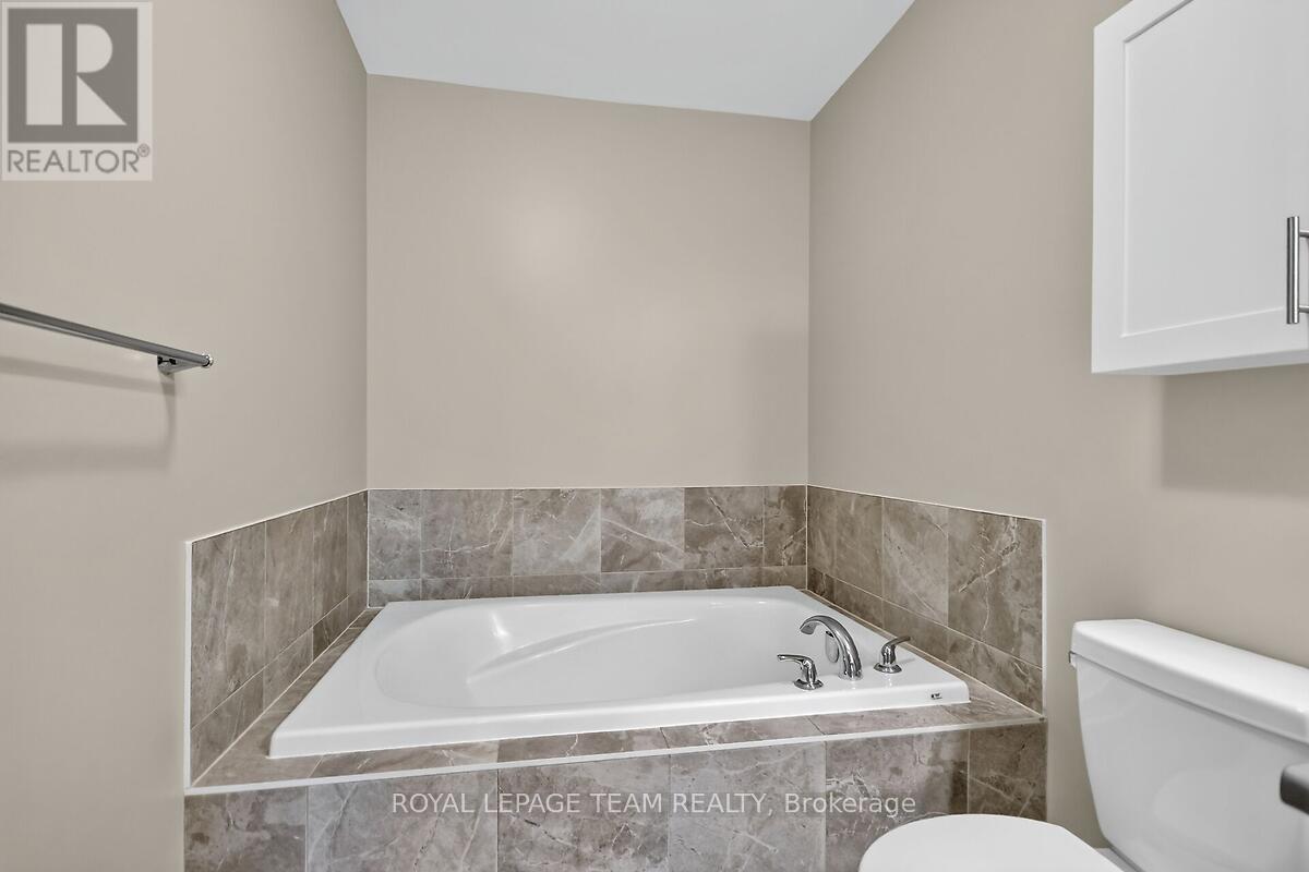 253 FERGUS CRESCENT - 28