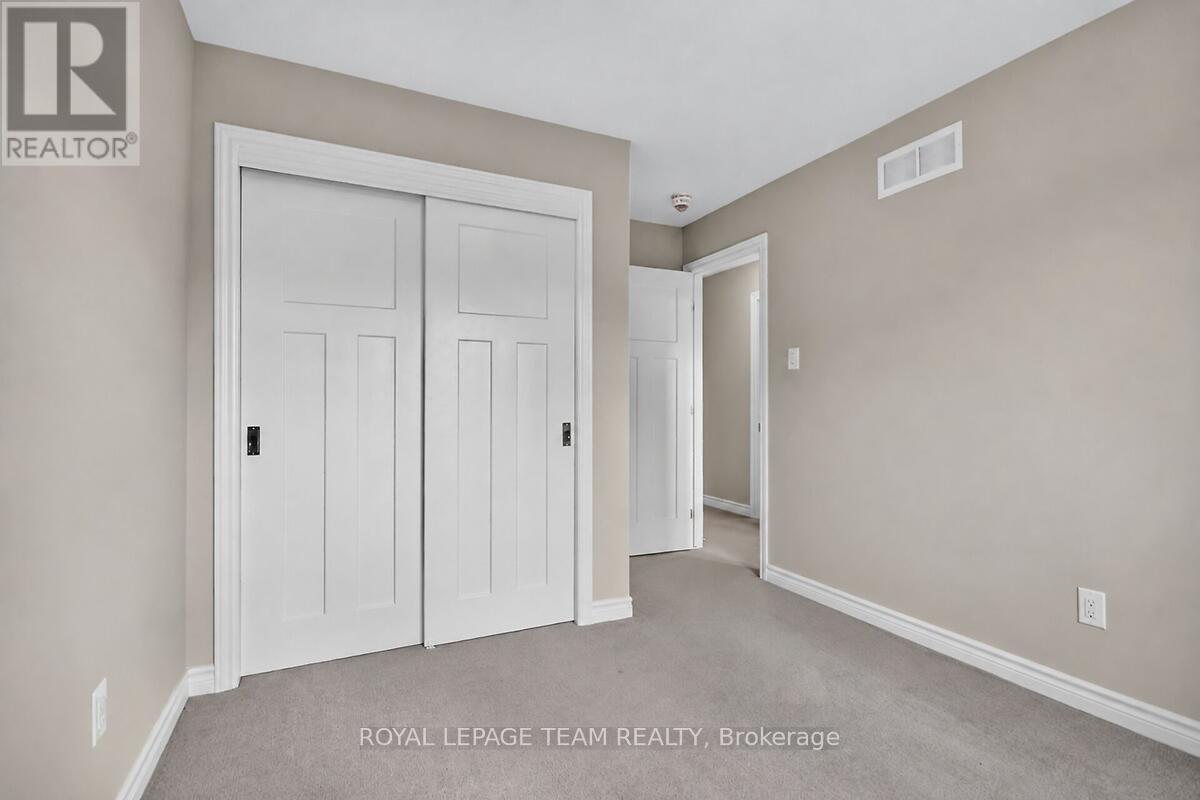 253 FERGUS CRESCENT - 34