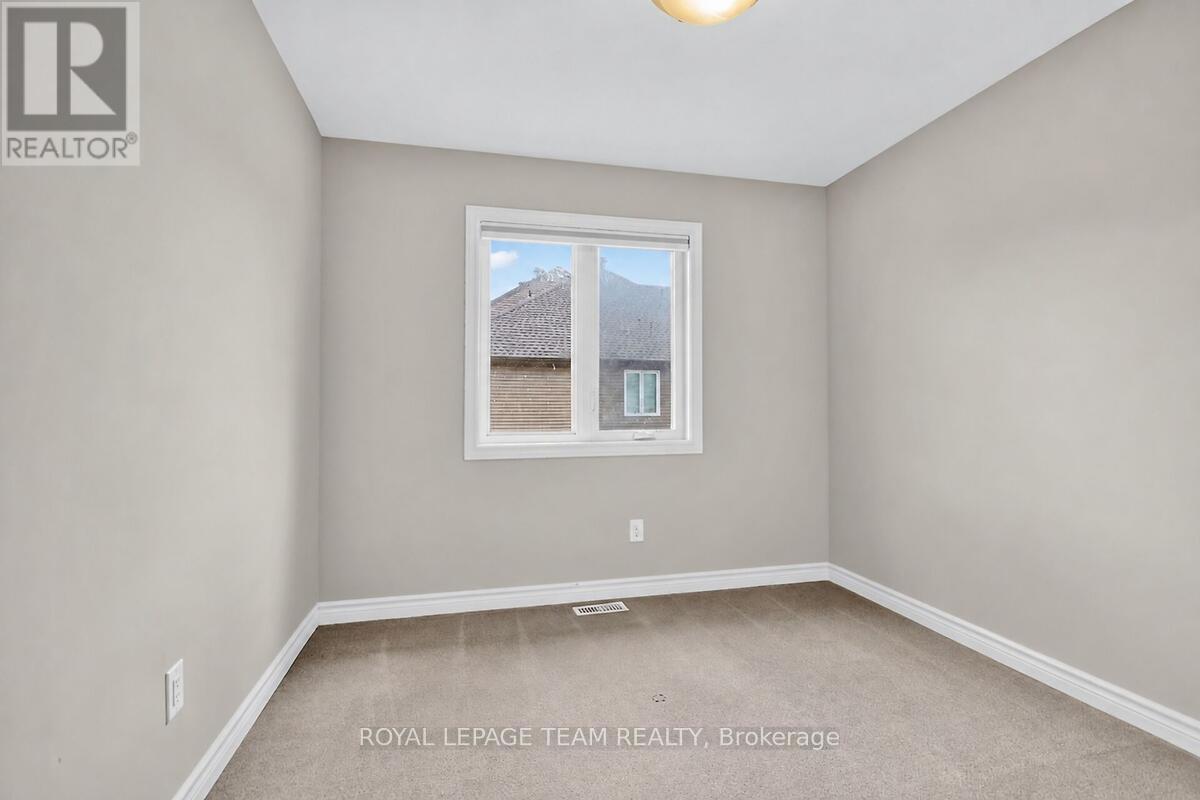 253 FERGUS CRESCENT - 33