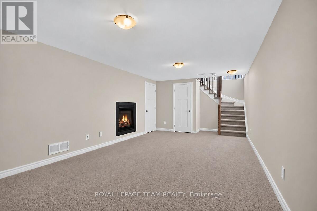 253 FERGUS CRESCENT - 36