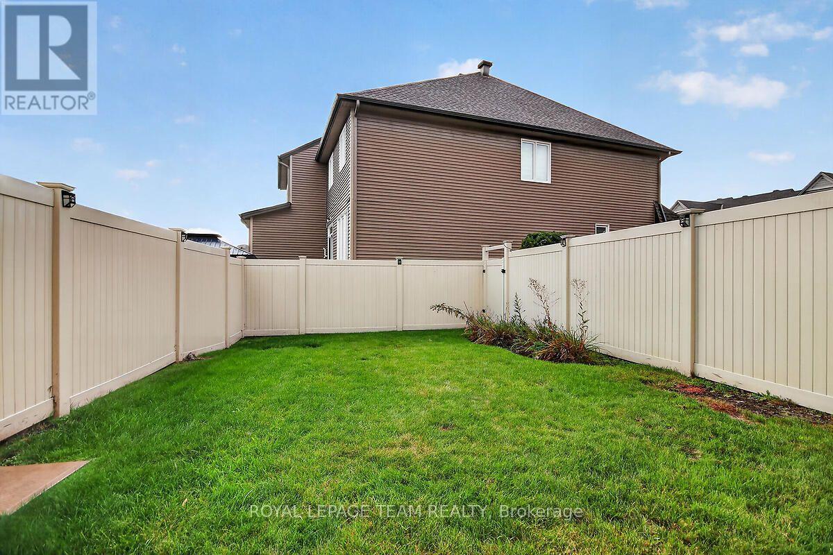 253 FERGUS CRESCENT - 39