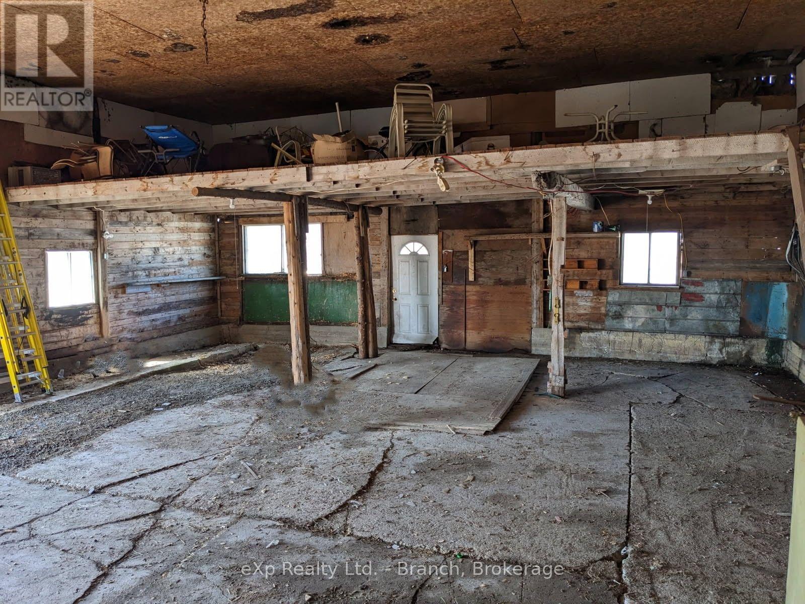 518 11 HIGHWAY W - 27
