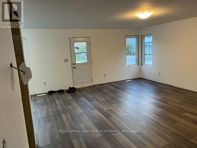544 MCINTYRE STREET E - 2