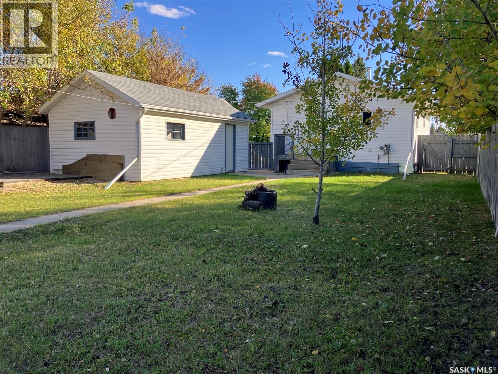 707 10th AVENUE W photo 3