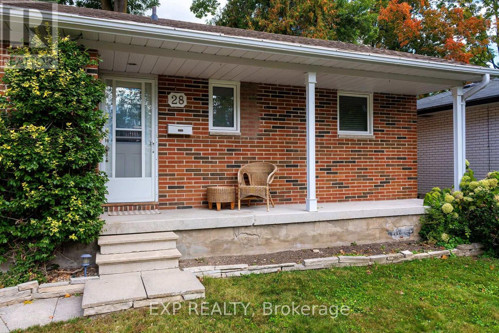 28 Alexander Avenue, Barrie, ON photo 3