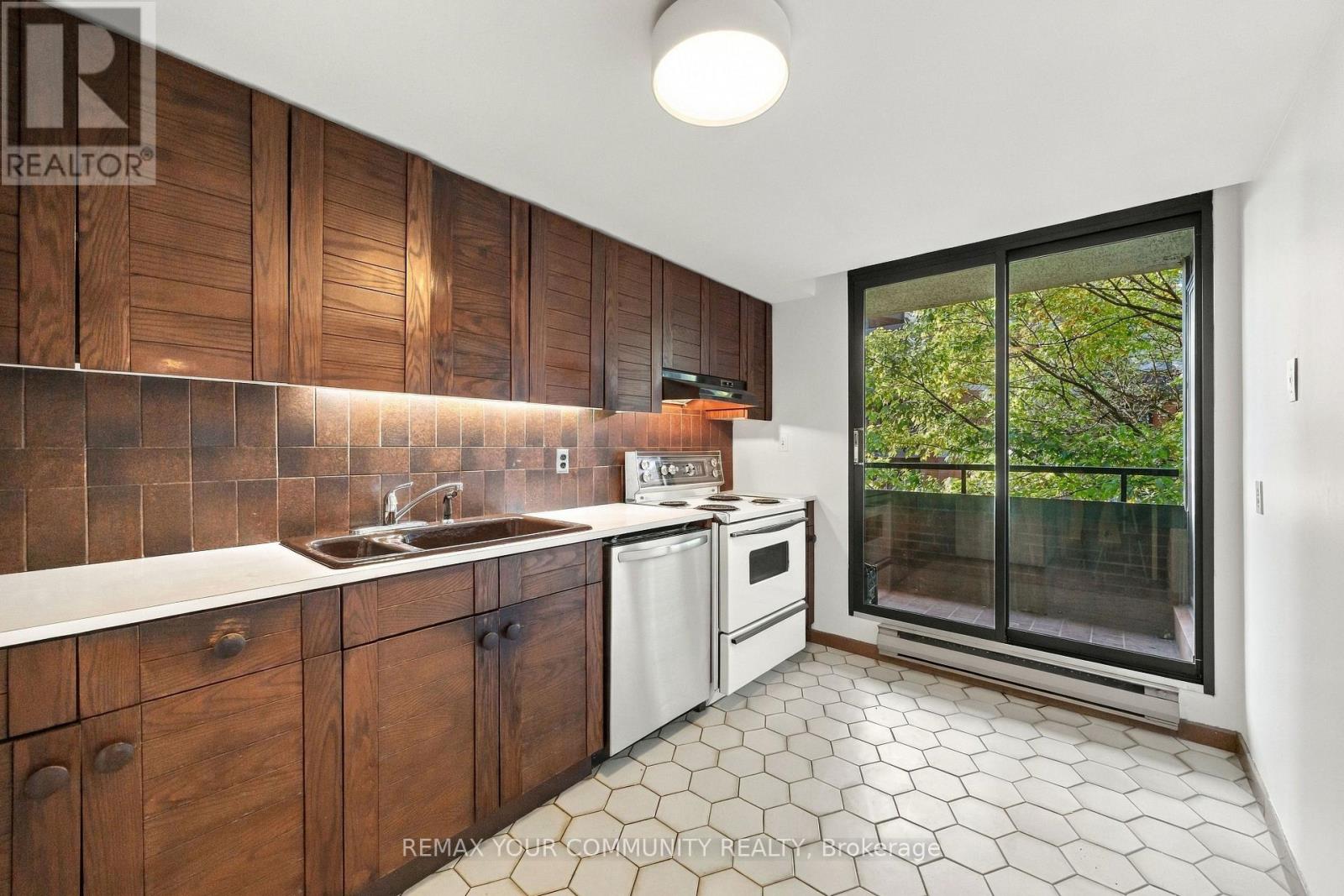 #410 349 ST CLAIR AVENUE W - 11