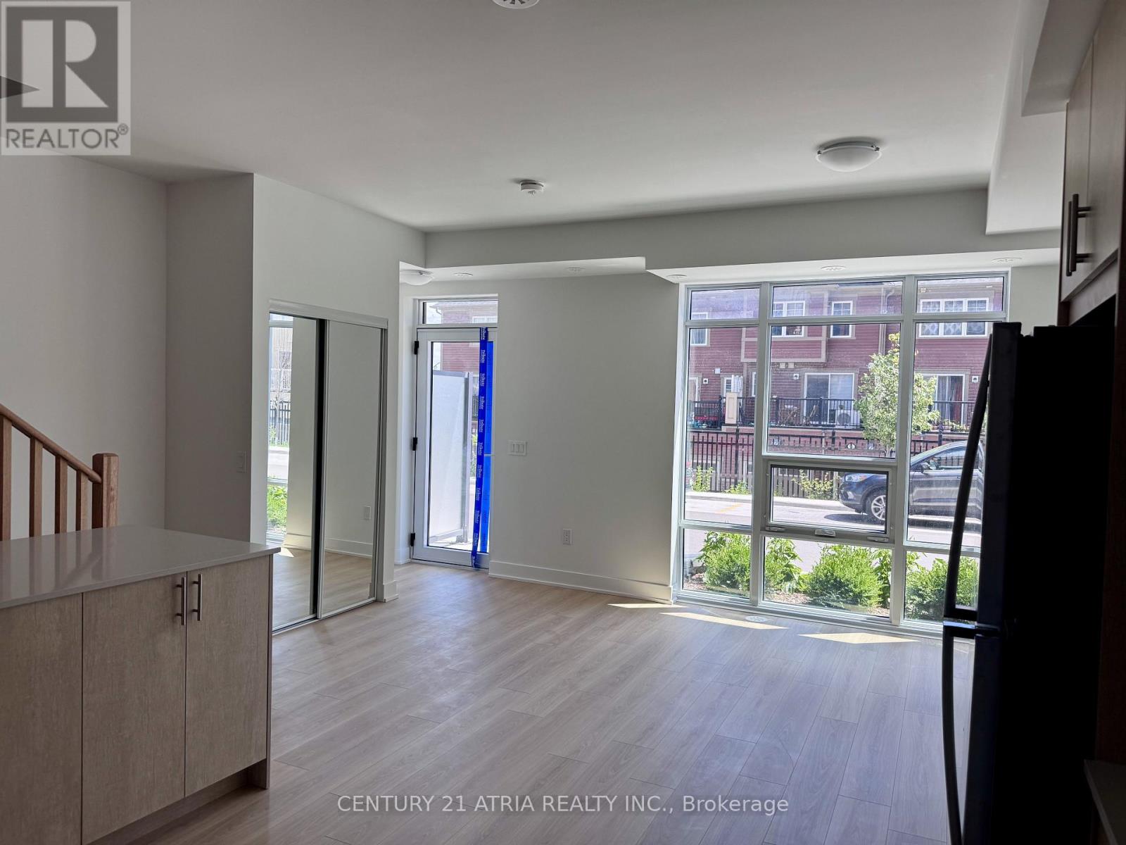 28 Alpine Symphony Path, Oshawa, ON photo 2