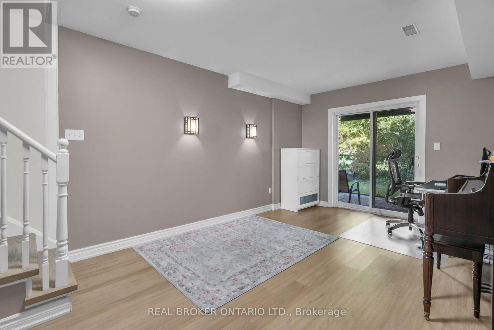 565 Bondi Avenue — photo 32