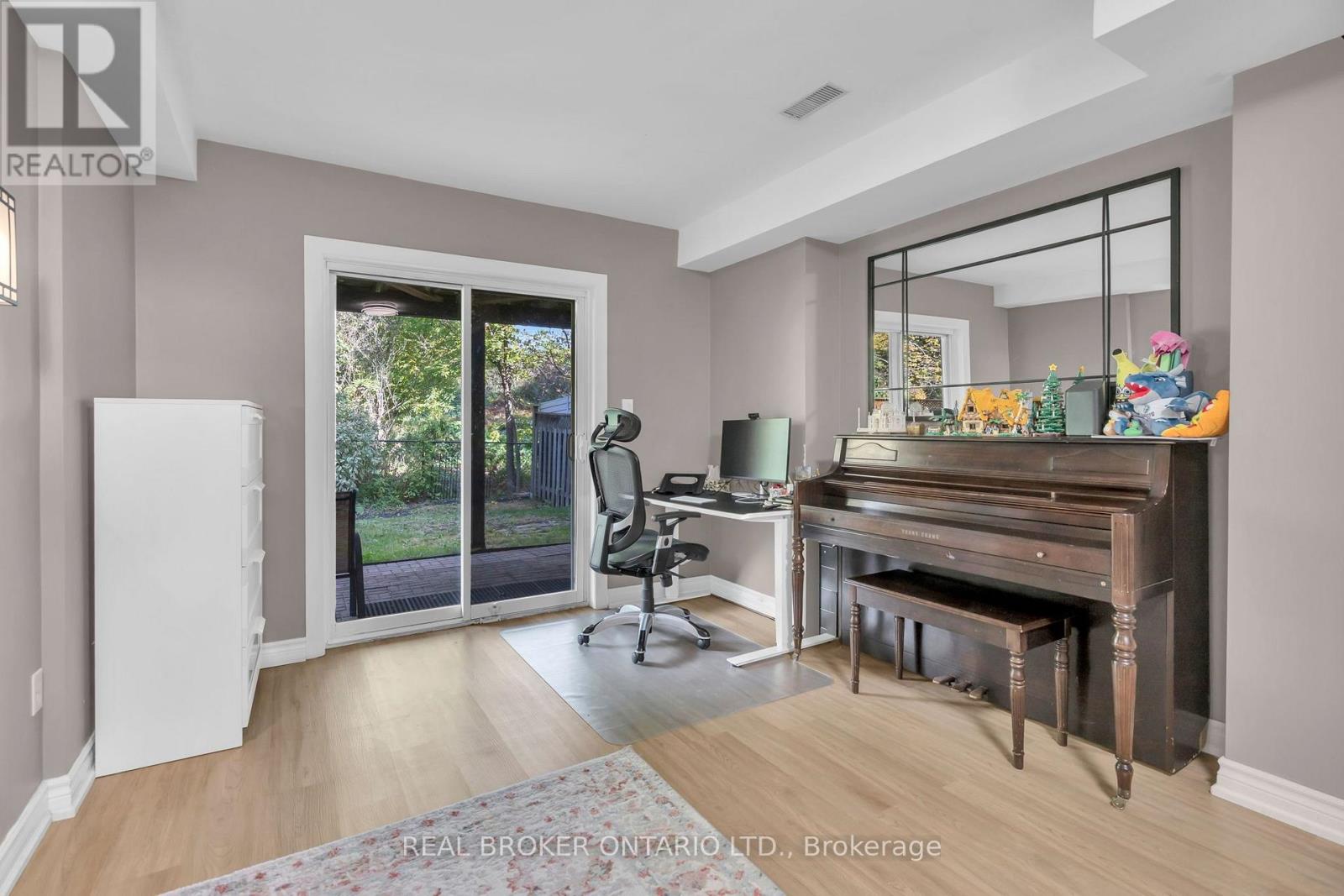 565 Bondi Avenue — photo 33