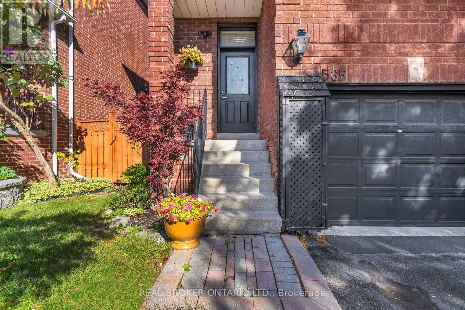 565 BONDI AVENUE, Newmarket (Gorham-College Manor) — photo 4