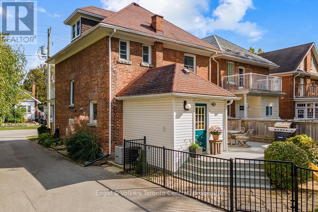 484 2ND AVENUE E - Image 31