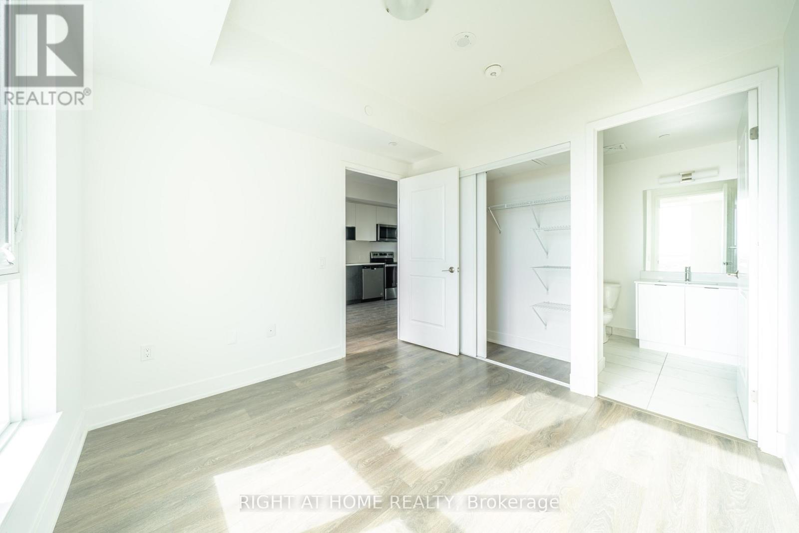 204 Burnhamthorpe Road East — photo 13