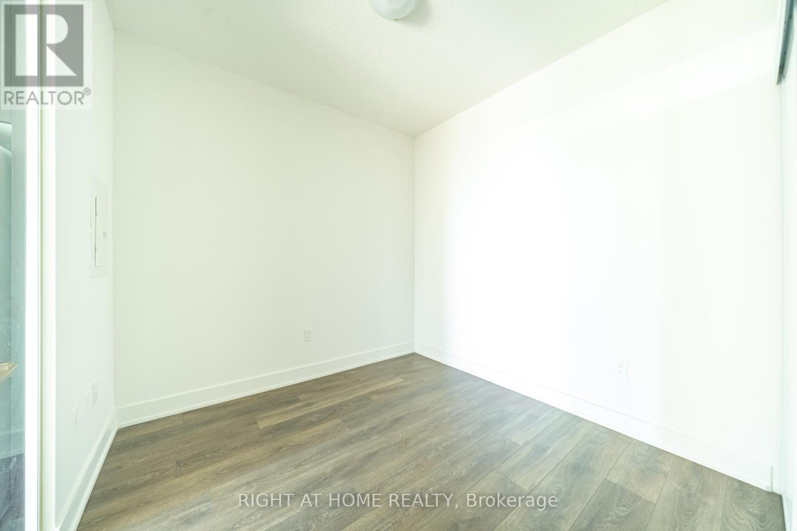 204 Burnhamthorpe Road East — photo 18