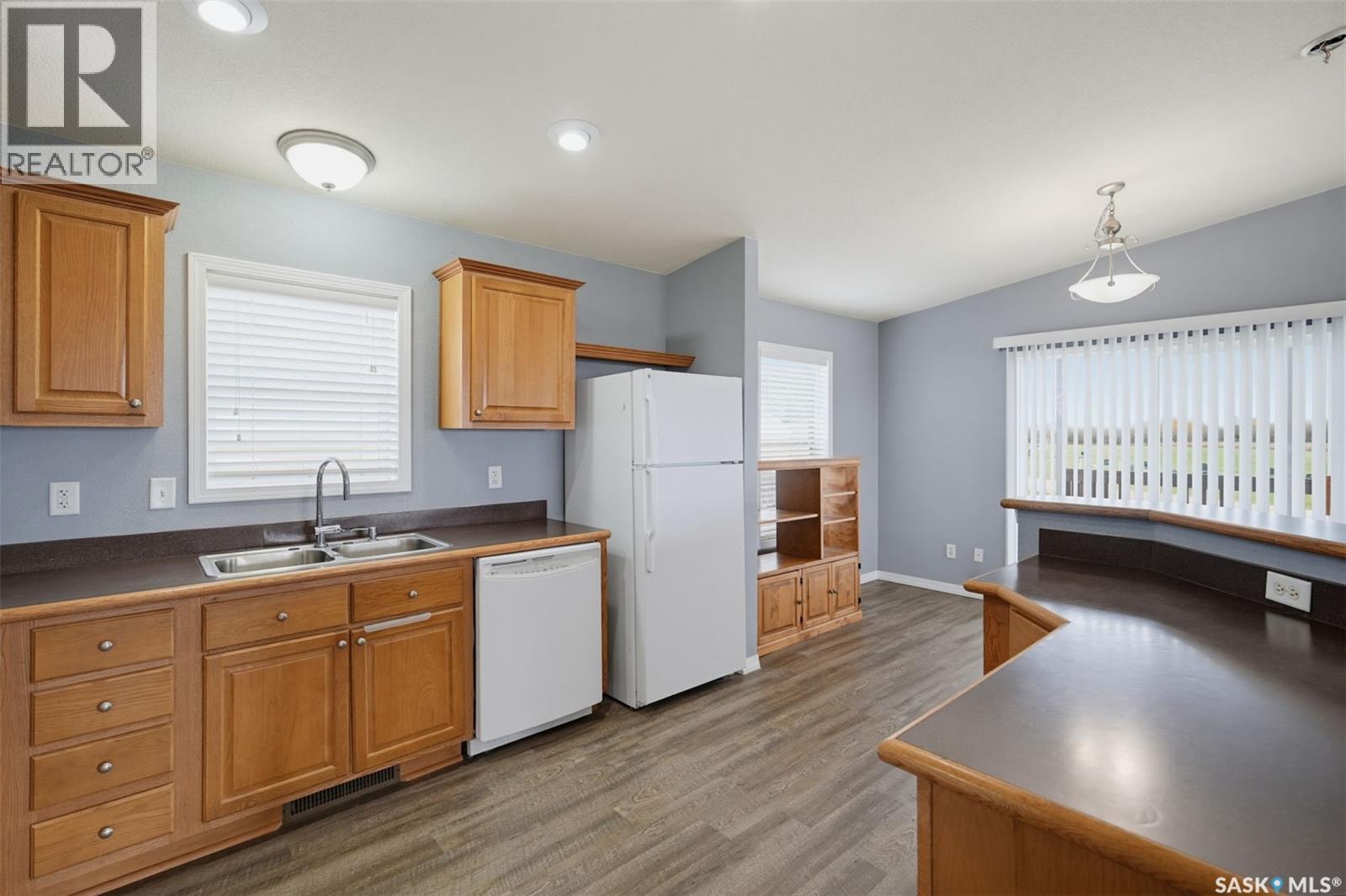 13 401 Railway AVENUE - 11