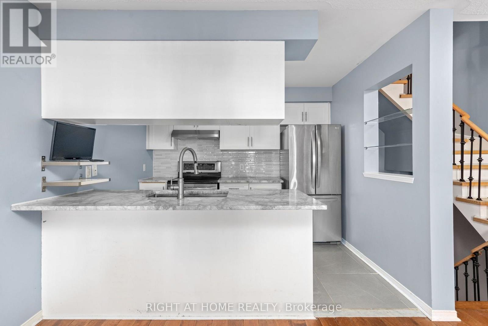 18 Clark Avenue West — photo 13